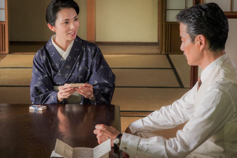 双眼鏡を手に士官たちへ指示を出す竹野内豊　必至に敵艦に立ち向かう玉木宏　「雪風 YUKIKAZE」場面写真
