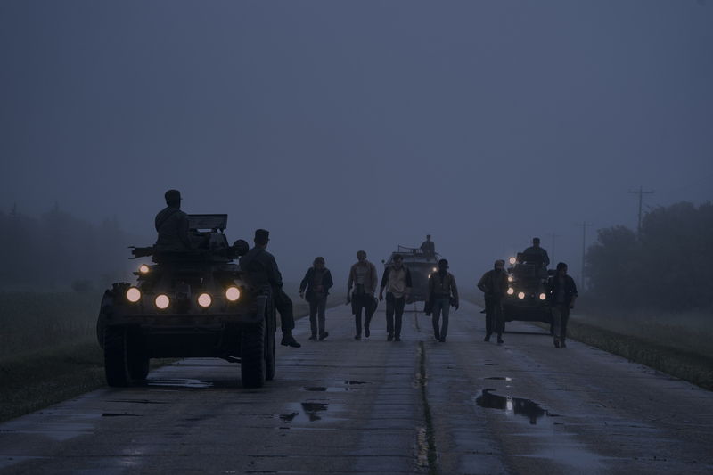 命懸けでひたすら歩き続ける少年たち　止まったら即死のデスレース　「ロングウォーク」公開日決定