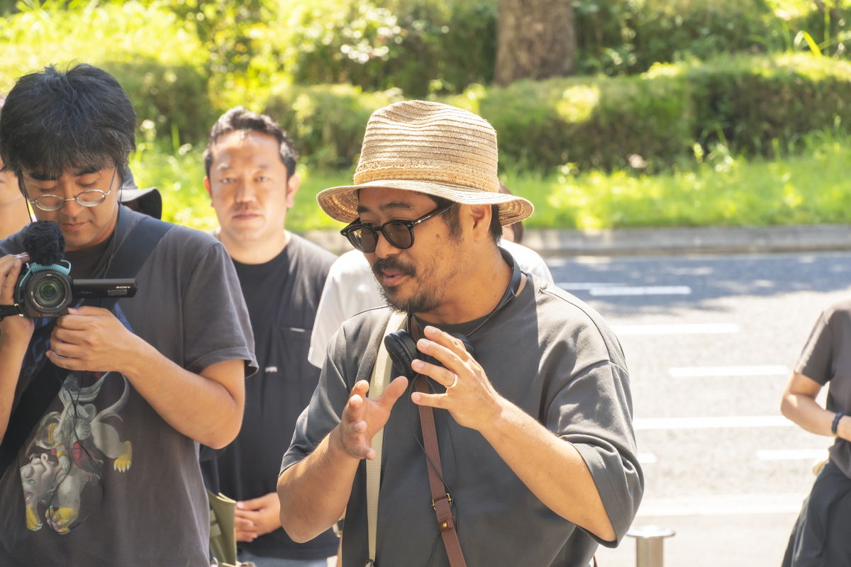 正源司陽子や藤嶌果歩と丁寧に確認しながら撮影　熊切和嘉監督メイキング写真　「ゼンブ・オブ・トーキョー」