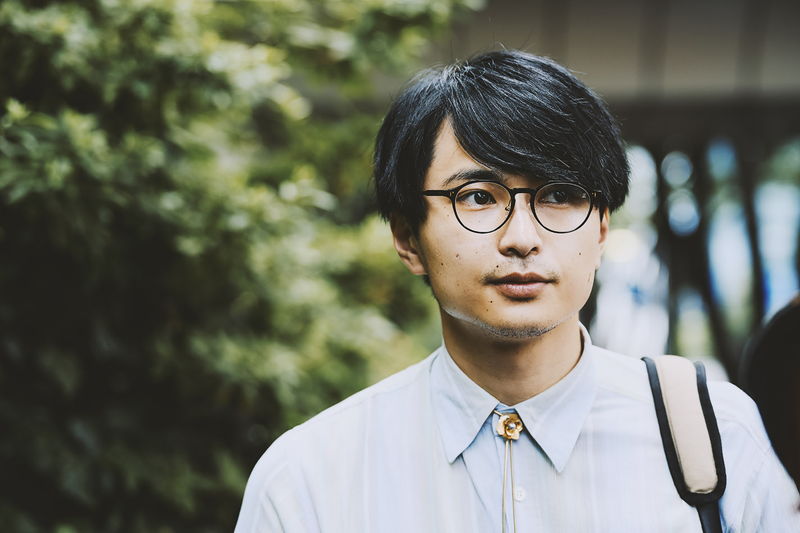 首輪を付けた　リードを手にした女　ゆがんだ欲望がにじみ出る　「JOTARO」ポスター