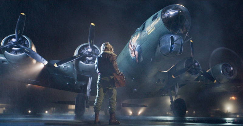 密命帯びたクロエ・グレース・モレッツ　B-17爆撃機に乗り込む　「シャドウ・イン・クラウド」冒頭映像
