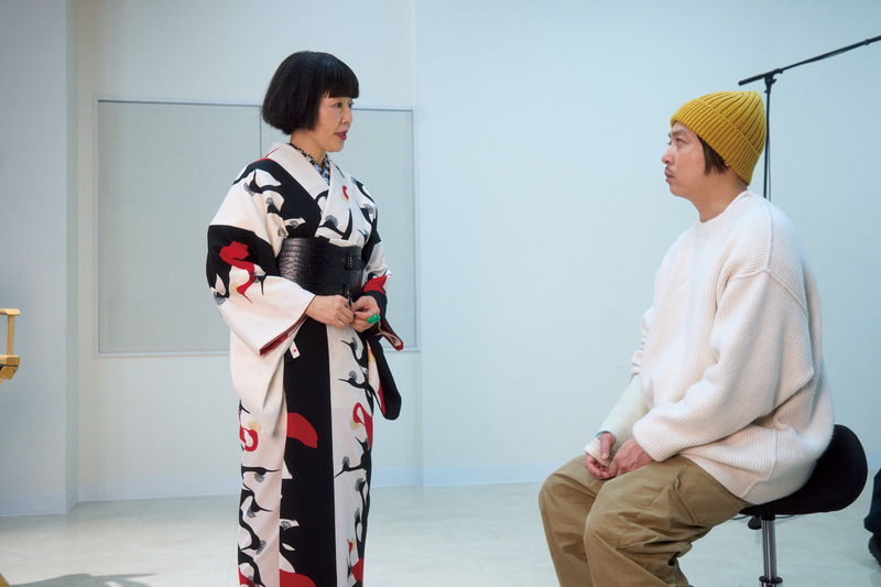 堂本剛　広い屋上でさまざま大きさや色の○（まる）を描く姿　「まる」場面写真