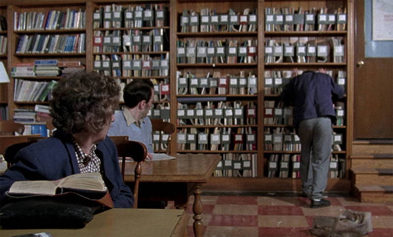 図書館の本棚に頭を打ちつける男　不審な男か、繊細ゆえに苦悩する男か　「クリーン、シェーブン」本編映像