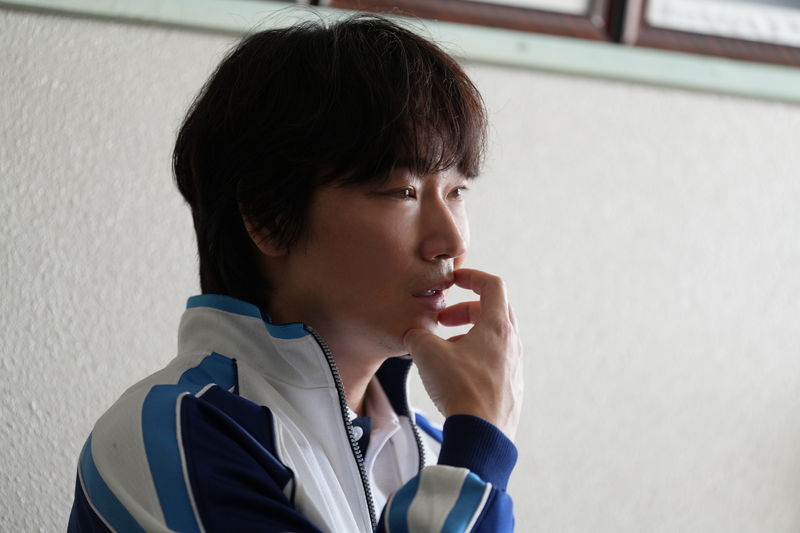 綾野剛　追い詰められ、おびえと絶望の色を宿した表情　「でっちあげ　～殺人教師と呼ばれた男」場面写真