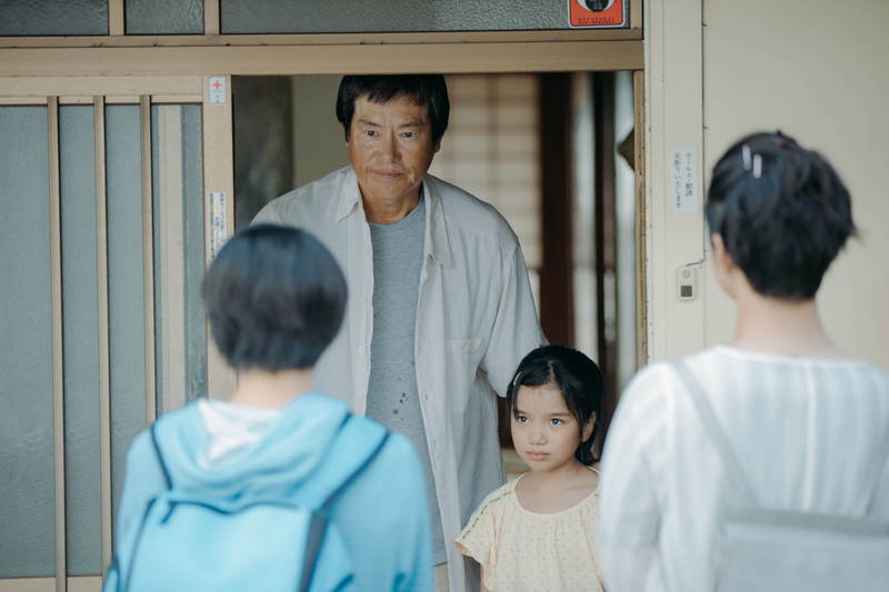 豊川悦司、成長した娘・上白石萌歌の姿になんとも言えない表情　「子供はわかってあげない」場面写真