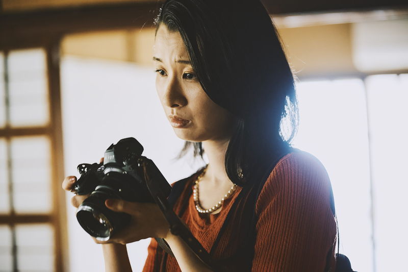 首輪を付けた　リードを手にした女　ゆがんだ欲望がにじみ出る　「JOTARO」ポスター