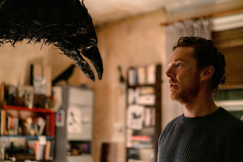 カンバーバッチが、“父”としての喪失や葛藤、愛を体現 「フェザーズ その家に巣食うもの」場面写真