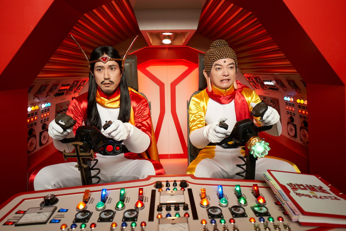 松山ケンイチ”イエス”＆染谷将太”ブッダ”　ヒーロー姿で操縦席に　「聖☆おにいさん」場面写真