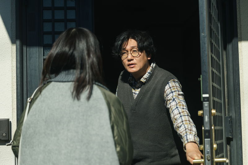 深川麻衣が手酌でやけ酒？　アイドルからどん底アラサー姿　映画「つんドル」場面写真