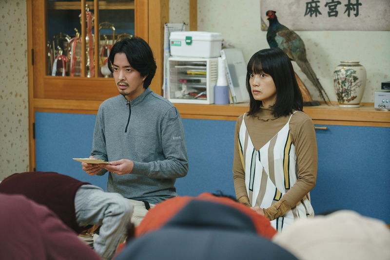 深川麻衣と若葉竜也が暗く沈んだ表情　襲い掛かる“ムラの掟”　「嗤う蟲」場面写真