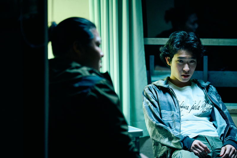 ジャンピングキックに金属バットで殴打　少年の狂気的な暴力と対峙する大人たち　「四月の余白」場面写真