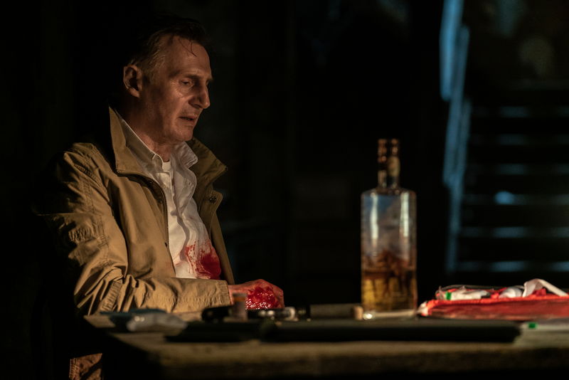 リーアム・ニーソン、痛みに悶絶　腹部に受けた銃傷を自ら治療　「MEMORY メモリー」本編映像