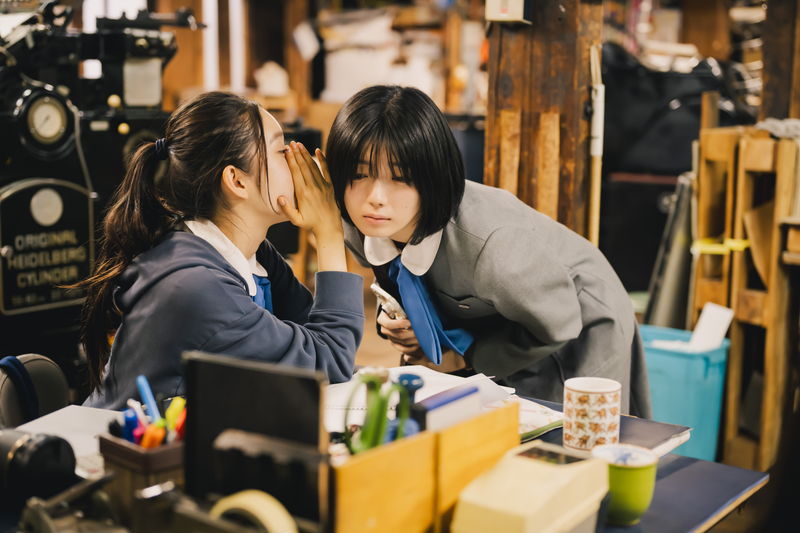 藤吉夏鈴が熱いスピーチ　ドアから何かをのぞく姿も　多彩な表情を見せる　「新米記者トロッ子」場面写真