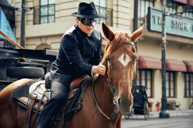 「グリーン・ホーネット」風、ネイティブ・アメリカンなどジャッキー七変化　「ライド・オン」場面写真