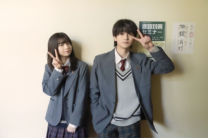 高橋文哉のメガネ姿　曽田陵介との仲良しバックハグも　「交換ウソ日記」オフショット