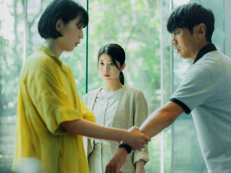 江口のりこ　先に眠りについた小泉孝太郎の手を切ない表情で触れる姿　「愛に乱暴」場面写真