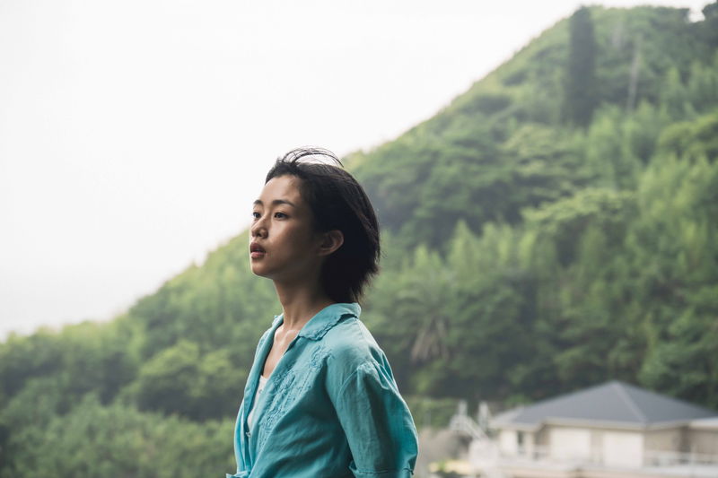 シム・ウンギョン　旅先の定食屋で読書をする姿　どこか陰をおびた河合優実も　「旅と日々」場面写真