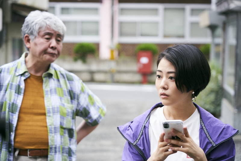 高畑充希が雨の中で物憂げな表情　柳家喬太郎とは軽快なやり取り　「浜の朝日の嘘つきどもと」場面写真