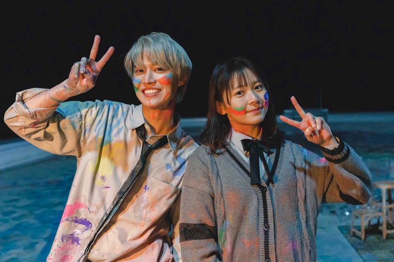白岩瑠姫＆久間田琳加　顔と服に絵具をつけてピース　映画「夜が明けたら、いちばんに君に会いにいく」