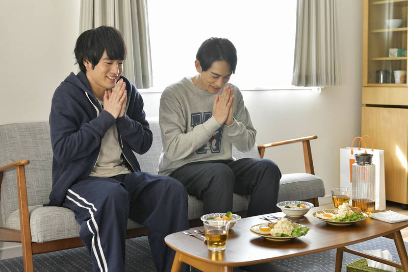 安達＝赤楚衛二と黒沢＝町田啓太が、手を合わせて”いただきます”　映画「チェリまほ」朝食シーン場面写真