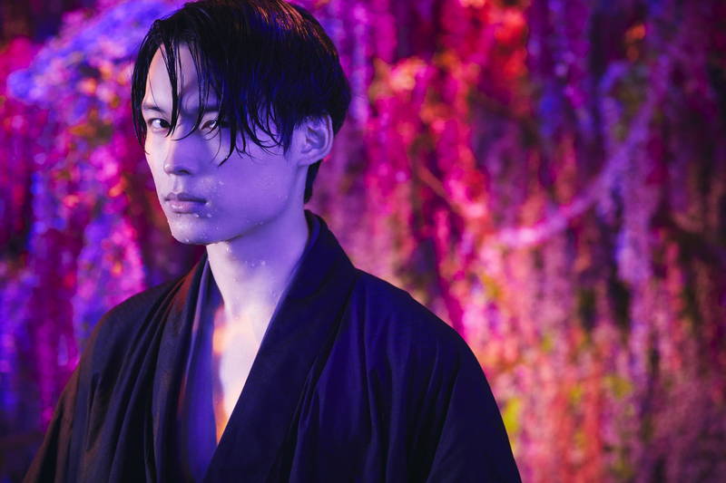 松村北斗、濡れ髪の袴姿　玉城ティナは笑顔封印　映画「ホリック xxxHOLiC」出演決定