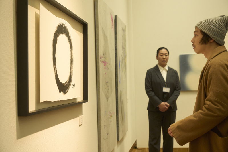 堂本剛　”◯”を描き、”◯”に向き合い、そして”◯”におさまる姿　「まる」場面写真