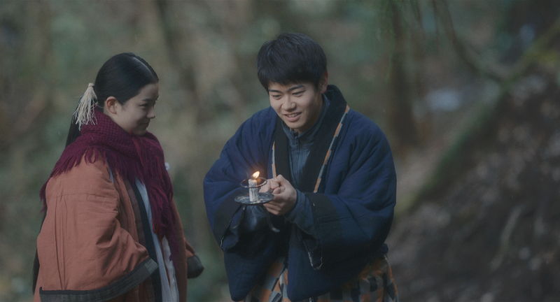 高橋一生＆黒崎煌代が森でさまよう姿　謎の女を演じる蒼戸虹子も　「脛擦りの森」場面写真