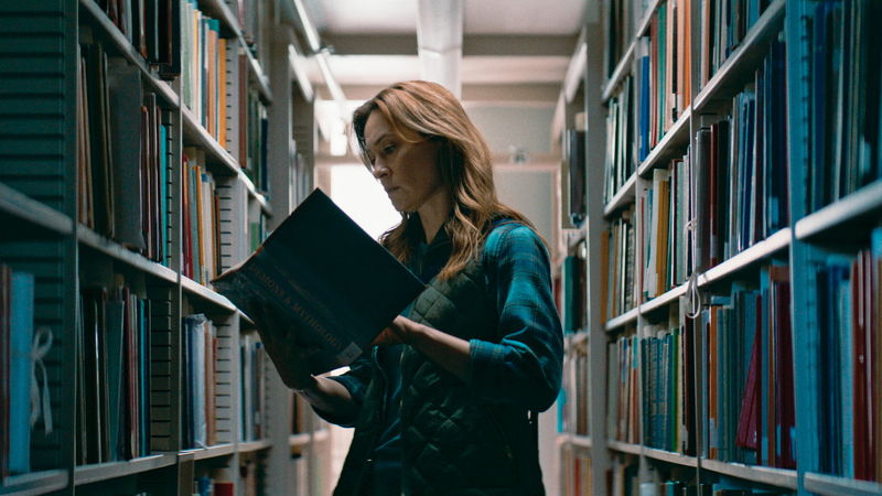 行方不明の妹のもとに届いたビデオテープ こちらに手を振る謎の男 「シェルビー・オークス」場面写真