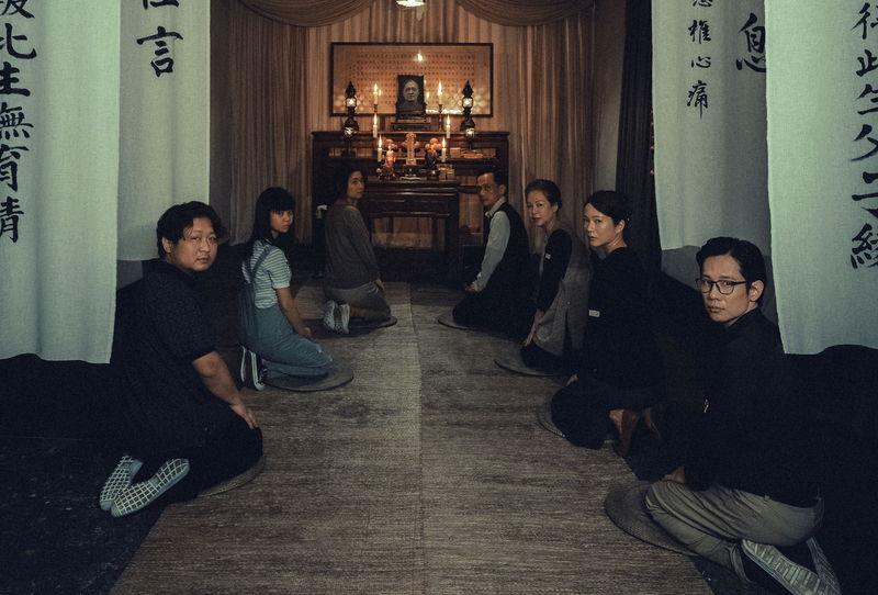 宙に浮く黒ずんだ二本の足　正体不明の物に嚙まれた跡　「呪葬」場面写真