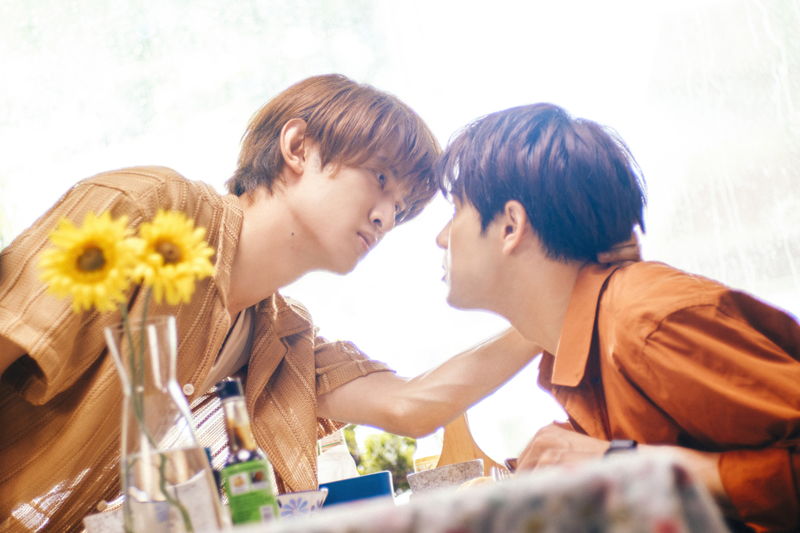 森崎ウィン&向井康二 監督も交えて3人で固く抱き合うクランクアップ 「(LOVE SONG)」メイキング