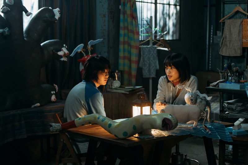 UFOの飛行映像を撮影する倉悠貴と芋生悠　木の葉を道に並べる姿も　「こいびとのみつけかた」場面写真