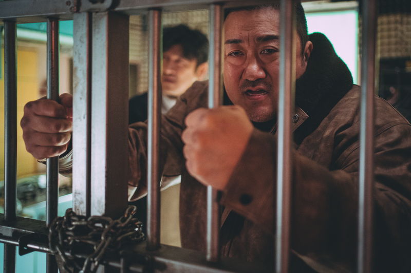 マ・ドンソク　オリを素手で破壊？　原付バイクを素手で制止も　「犯罪都市 PUNISHMENT」場面写真