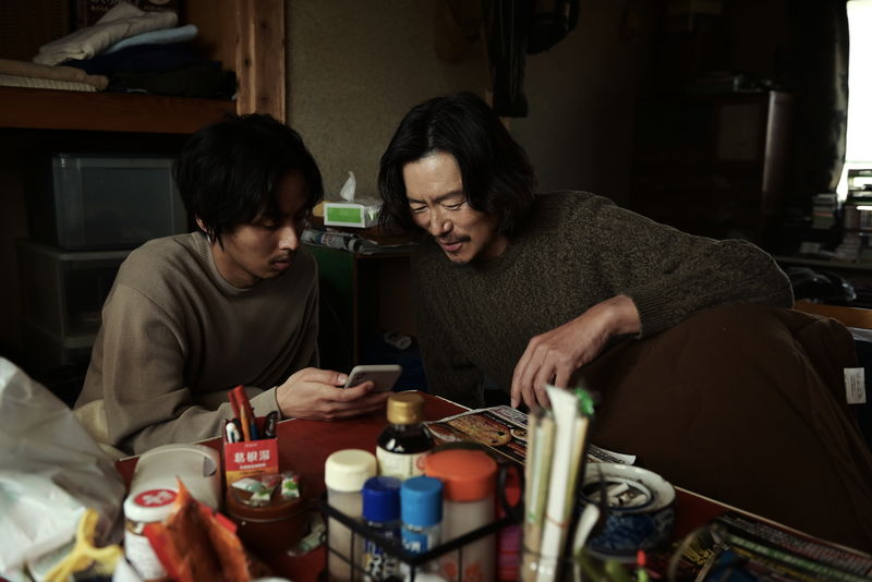 藤ヶ谷太輔と豊川悦司　似たものダメ親子ぶりを披露　「そして僕は途方に暮れる」場面写真