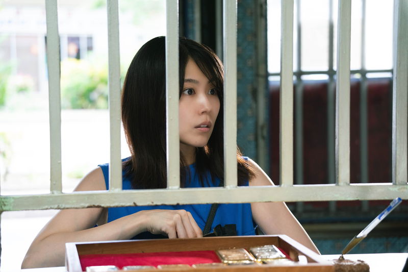 有村架純、黒木華、南沙良 ワインを片手に笑顔で語らう姿 「マジカル・シークレット・ツアー」場面写真