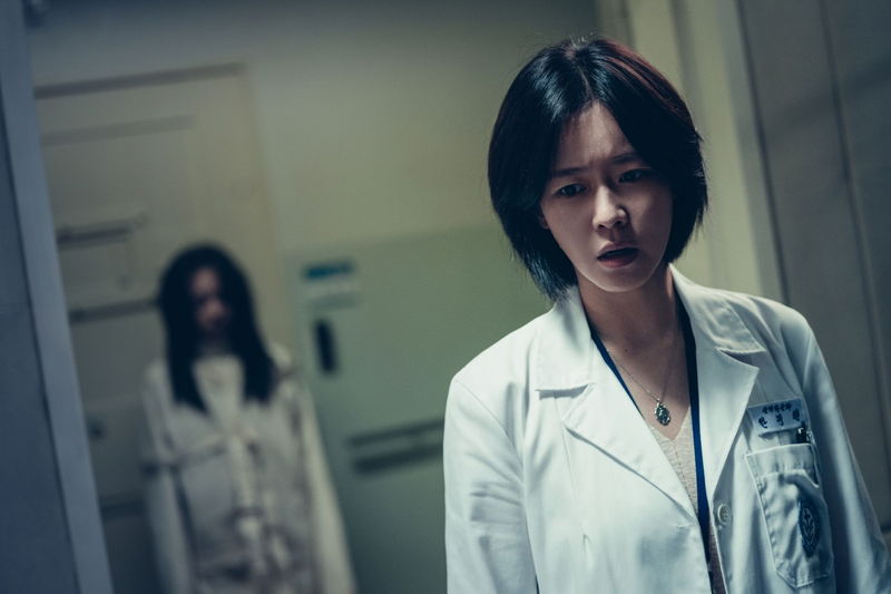 マ・ドンソク、拳で悪魔と戦う会社社長に　サンドバックに向かう姿も　「悪魔祓い株式会社」場面写真