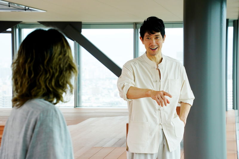 笑顔の佐々木蔵之介　はかなげな安田章大　陶芸家VS波動アーティスト　「嘘八百　なにわ夢の陣」場面写真