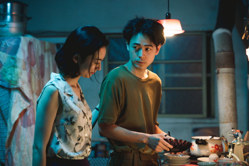 笑みを浮かべる中村映里子と見つめる成田凌　中村映里子の手を取る森田剛の姿も　「雨の中の慾情」場面写真