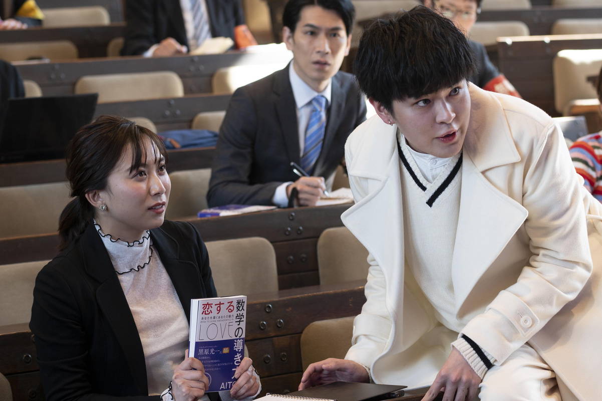 テレ朝・山本雪乃アナ 本を手に目を輝かせる姿 記者役で映画初出演 映画版「妖怪シェアハウス」