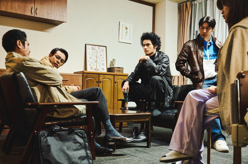 水上恒司 深夜の新宿を自転車で爆走する姿 「TOKYO BURST-犯罪都市-」場面写真