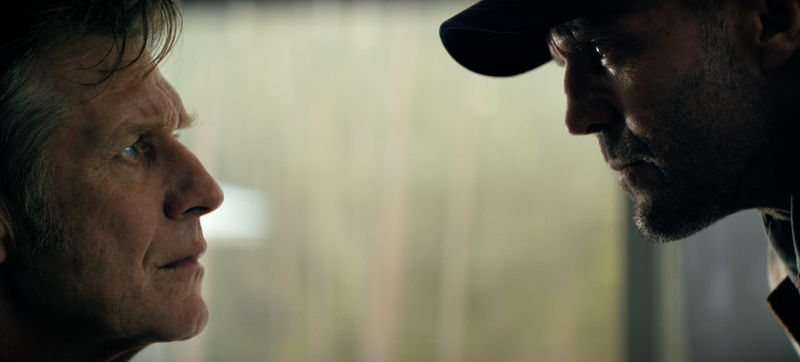 ジェイソン・ステイサム 使い慣れたツルハシで悪党と渡り合う姿 「ワーキングマン」場面写真