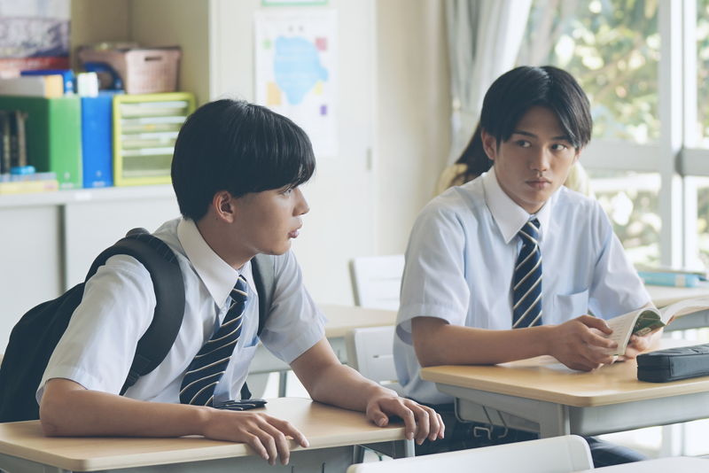 真弓孟之 学級委員としての落ち着いた姿 人を安心させる空気感 映画初出演「恋に至る病」場面写真