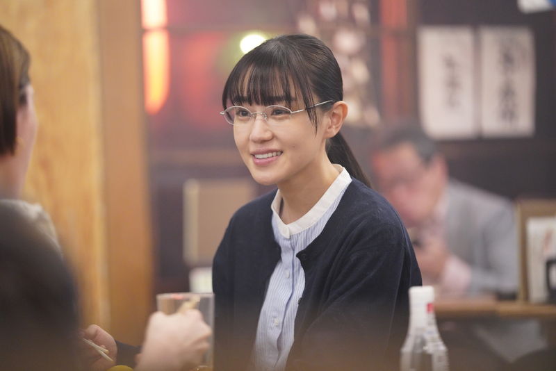 奈緒が居酒屋で見せるぎこちない笑顔　涙を流す姿も　「先生の白い嘘」場面写真