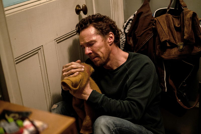 カンバーバッチが、“父”としての喪失や葛藤、愛を体現 「フェザーズ その家に巣食うもの」場面写真