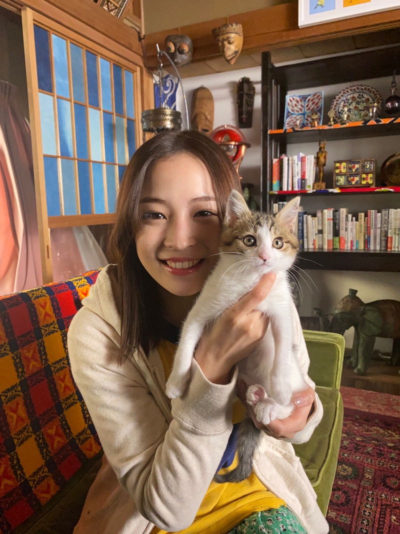 広瀬すずと猫　かわいさあふれるツーショット公開　「水は海に向かって流れる」オフショット