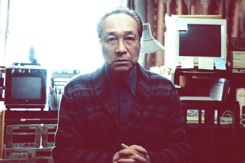 相葉雅紀、手にした懐中電灯で照らす“なにか”を見て驚く姿 「“それ”がいる森」場面写真