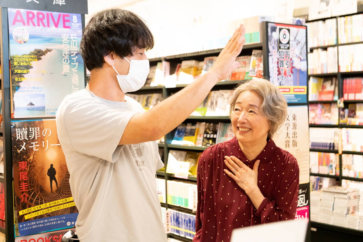 芦田愛菜と宮本信子、息ぴったりの撮影風景 58歳差の友人役 「メタモルフォーゼの縁側」メイキング写真