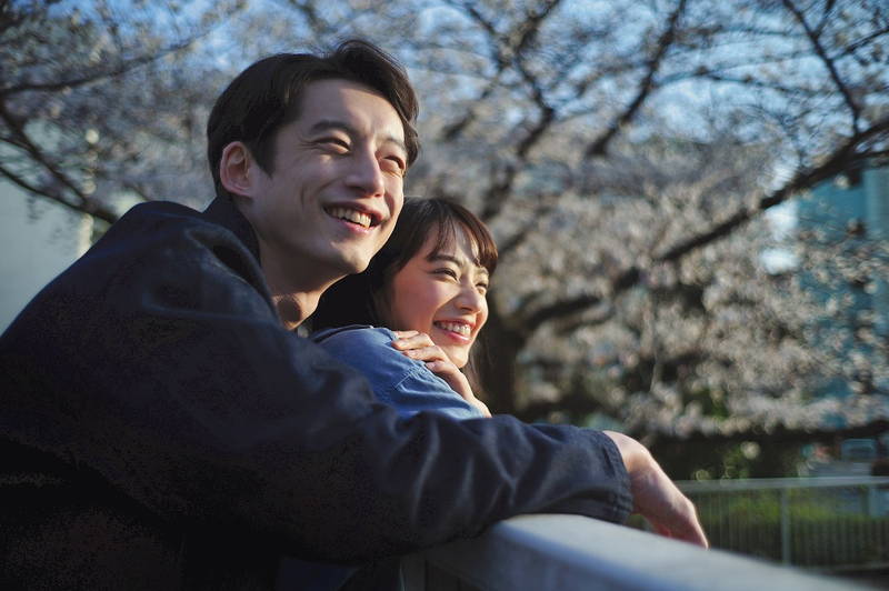 小松菜奈＆坂口健太郎　雪山デートで笑顔の自撮りツーショット　幸せな毎日捉えた「余命10年」新スチール