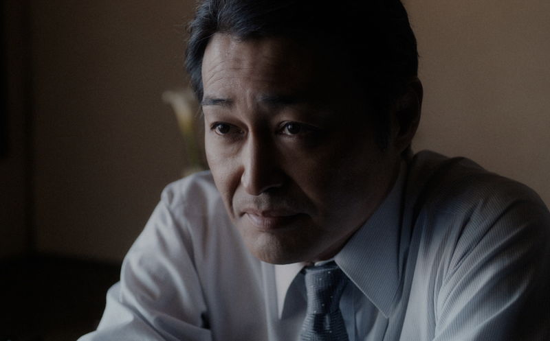 杉咲花がこぼれ落ちそうになる涙をこらえる姿　静かに耳を傾ける安田顕　「朽ちないサクラ」場面写真