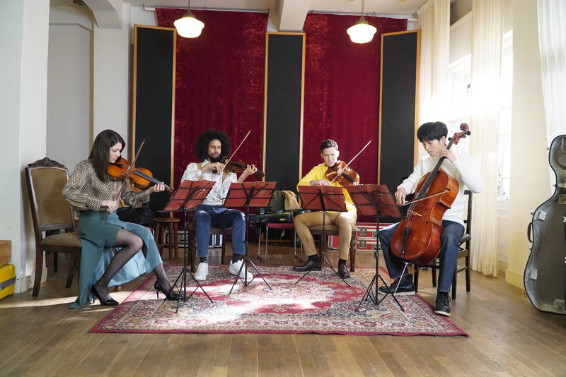 松坂桃李が真剣なまなざしでチェロを演奏　苦悩をのぞかせる表情も　「耳をすませば」場面写真