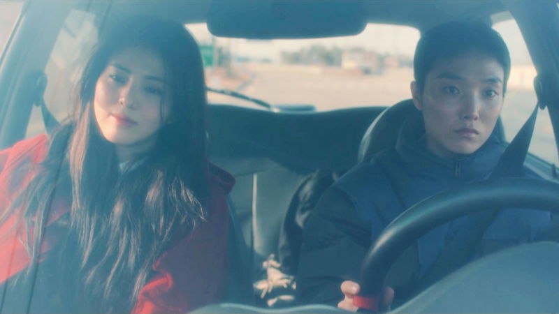 ハン・ソヒ 互いの寂しさを埋めるような深いキス クィア・ロマンスに挑戦 「12月の君へ」本編映像